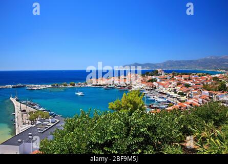 Vue panoramique sur la ville de Pythagoreio (berceau de l'ancien mathématicien et philosophe, Pythagore), l'île de Samos, la mer Égée du Nord, la Grèce. Banque D'Images