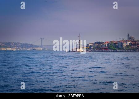Paysage de la Tour de la Maiden. La Tour de la Maiden est sur les eaux d'Uskudar et peut être considérée comme la pierre angulaire du Bosphore. Banque D'Images