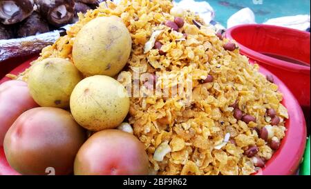 Un vendeur de rue vendant un snack croustillant célèbre - Churmura et namkeen bhujia Banque D'Images