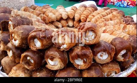 Les petits pains à la crème ou la pâtisserie se vendent sur le marché à lucknow Banque D'Images