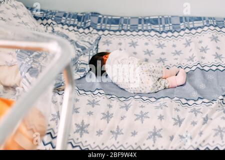 Un nouveau-né dans un hôpital de maternité. Bonne parentalité. Un enfant en bonne santé se prépare à être conduit chez lui. full hd Banque D'Images