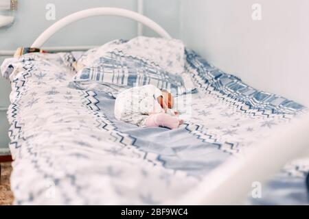 Un nouveau-né dans un hôpital de maternité. Bonne parentalité. Un enfant en bonne santé se prépare à être conduit chez lui. full hd Banque D'Images