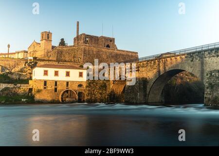 Pont et vieille ville de Barcelos, Portugal. Sur le Camino de Santiago. Banque D'Images