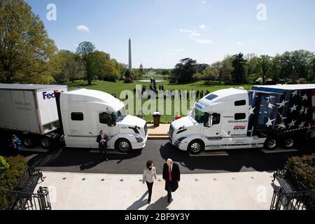 Washington, États-Unis d'Amérique. 16 avril 2020. Washington, États-Unis d'Amérique. 16 avril 2020. Le président américain Donald Trump et la secrétaire aux transports Elaine Chao quittent la pelouse sud de la Maison Blanche à la suite d'un événement célébrant les camionneurs le 16 avril 2020 à Washington, DC. Crédit: Joyce Boghosian/Maison Blanche photo/Alay Live News Banque D'Images