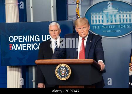 Washington, États-Unis d'Amérique. 16 avril 2020. Washington, États-Unis d'Amérique. 16 avril 2020. Le président américain Donald Trump écoute une question de reporters, comme le vice-président Mike Pence l'examine au cours du quotidien COVID-19, exposé sur le coronavirus dans la Briefing Room de la Maison Blanche le 16 avril 2020 à Washington, DC. Crédit: Andrea Hanks/White House photo/Alay Live News Banque D'Images