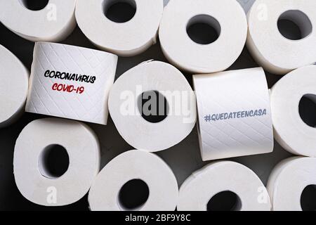 Rouleaux de papier toilette avec message COVID-19 et message espagnol pour #STAYATHOME Banque D'Images
