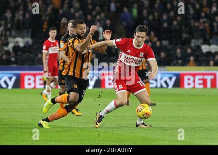 KINGSTON SUR HULL, ROYAUME-UNI. Stewart Downing de Middlesbrough tient son nom de Kevin Stewart de Hull City lors du match du championnat Sky Bet entre Hull City et Middlesbrough au stade KC, Kingston, à Hull, le mardi 31 octobre 2017. (Crédit: Mark Fletcher | mi News) Banque D'Images