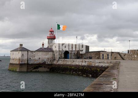 Phare de Dun Laoghaire au bout de East Pier Banque D'Images