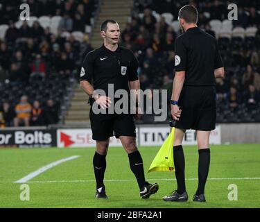 KINGSTON SUR HULL, ROYAUME-UNI. L'arbitre Tim Robinson en discussion avec l'un de ses assistants lors du match de championnat Sky Bet entre Hull City et Middlesbrough au stade KC, Kingston, à Hull, le mardi 31 octobre 2017. (Crédit: Mark Fletcher | mi News) Banque D'Images