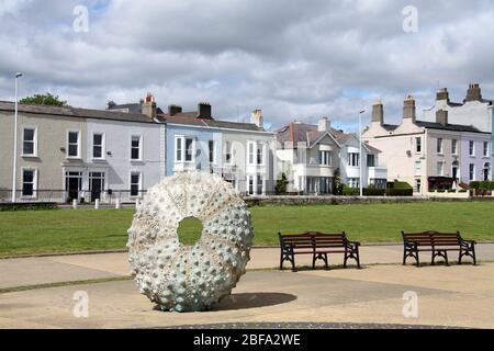 Sculpture en bord de mer d'un oursin appelé Mothership par Rachel Joynt à Newtownship dans le comté de Dublin Banque D'Images