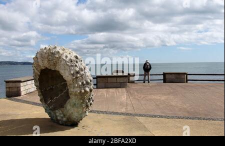 Sculpture en bord de mer d'un oursin appelé Mothership par Rachel Joynt à Newtownship dans le comté de Dublin Banque D'Images