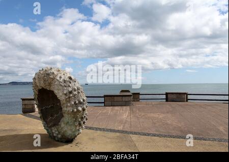 Sculpture en bord de mer d'un oursin appelé Mothership par Rachel Joynt à Newtownship dans le comté de Dublin Banque D'Images