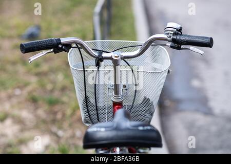 Période de quarantaine livraison des produits par coursier de vélo. Banque D'Images