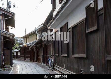 Aire de conservation de l'environnement urbain de Takehara au crépuscule. Les rues bordées de vieux bâtiments d'Edo, de la période Meiji, une attractions touristiques populaire à Takehara Banque D'Images