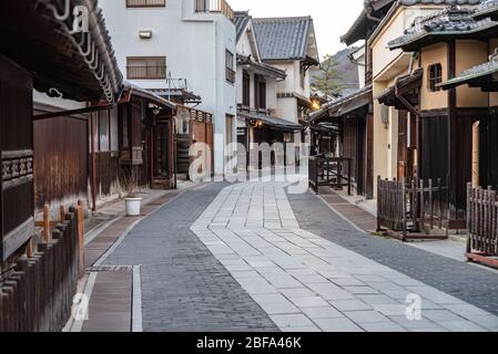 Aire de conservation de l'environnement urbain de Takehara au crépuscule. Les rues bordées de vieux bâtiments d'Edo, de la période Meiji, une attractions touristiques populaire à Takehara Banque D'Images