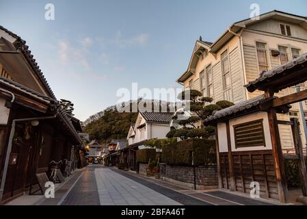 Aire de conservation de l'environnement urbain de Takehara au crépuscule. Les rues bordées de vieux bâtiments d'Edo, de la période Meiji, une attractions touristiques populaire à Takehara Banque D'Images