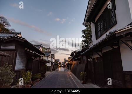 Aire de conservation de l'environnement urbain de Takehara au crépuscule. Les rues bordées de vieux bâtiments d'Edo, de la période Meiji, une attractions touristiques populaire à Takehara Banque D'Images