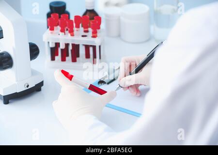 Médecin travaillant avec des échantillons de sang en laboratoire Banque D'Images