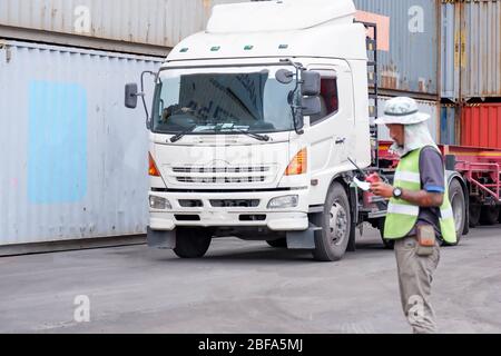 Les camions viennent ramasser des conteneurs pour l'exportation, l'importation, le transport, les concepts de transport, importer des concepts d'affaires et des concepts d'exportation. Banque D'Images