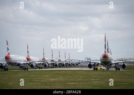 Glasgow, Royaume-Uni. 17 avril 2020. Photo : une collection de quatorze jets British Airways (Airbus de courte à moyenne portée) allant de l'A319, l'A320 et l'A321 se tiennent sur le tarmac de l'aéroport international de Glasgow. L'industrie aéronautique mondiale connaît un ralentissement sans précédent des affaires, la plupart des compagnies aériennes ayant affecté un nombre élevé de personnel en raison de pressions financières considérables causées par la pandémie de Coronavirus (COVID-19) en cours. Crédit : Colin Fisher/Alay Live News Banque D'Images