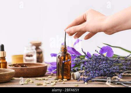 Femme préparant le parfum sur la table Banque D'Images