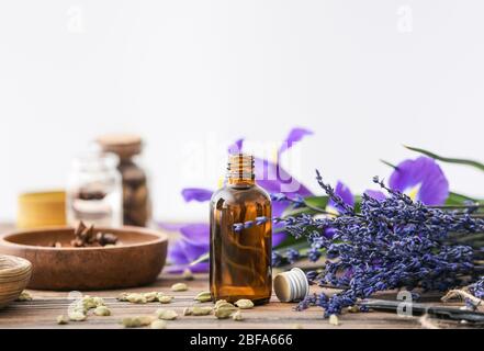 Bouteille de parfum avec ingrédients sur table Banque D'Images