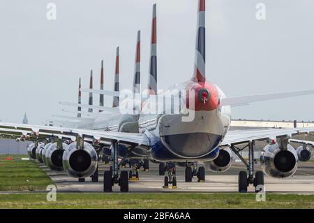 Glasgow, Royaume-Uni. 17 avril 2020. Photo : une collection de quatorze jets British Airways (Airbus de courte à moyenne portée) allant de l'A319, l'A320 et l'A321 se tiennent sur le tarmac de l'aéroport international de Glasgow. L'industrie aéronautique mondiale connaît un ralentissement sans précédent des affaires, la plupart des compagnies aériennes ayant affecté un nombre élevé de personnel en raison de pressions financières considérables causées par la pandémie de Coronavirus (COVID-19) en cours. Crédit : Colin Fisher/Alay Live News Banque D'Images