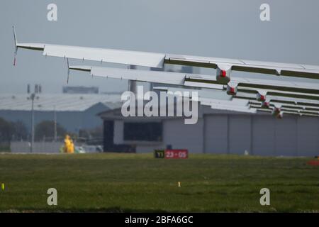 Glasgow, Royaume-Uni. 17 avril 2020. Photo : une collection de quatorze jets British Airways (Airbus de courte à moyenne portée) allant de l'A319, l'A320 et l'A321 se tiennent sur le tarmac de l'aéroport international de Glasgow. L'industrie aéronautique mondiale connaît un ralentissement sans précédent des affaires, la plupart des compagnies aériennes ayant affecté un nombre élevé de personnel en raison de pressions financières considérables causées par la pandémie de Coronavirus (COVID-19) en cours. Crédit : Colin Fisher/Alay Live News Banque D'Images