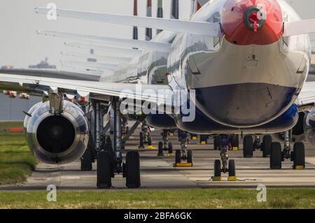 Glasgow, Royaume-Uni. 17 avril 2020. Photo : une collection de quatorze jets British Airways (Airbus de courte à moyenne portée) allant de l'A319, l'A320 et l'A321 se tiennent sur le tarmac de l'aéroport international de Glasgow. L'industrie aéronautique mondiale connaît un ralentissement sans précédent des affaires, la plupart des compagnies aériennes ayant affecté un nombre élevé de personnel en raison de pressions financières considérables causées par la pandémie de Coronavirus (COVID-19) en cours. Crédit : Colin Fisher/Alay Live News Banque D'Images