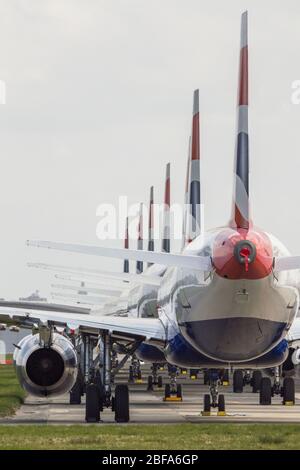 Glasgow, Royaume-Uni. 17 avril 2020. Photo : une collection de quatorze jets British Airways (Airbus de courte à moyenne portée) allant de l'A319, l'A320 et l'A321 se tiennent sur le tarmac de l'aéroport international de Glasgow. L'industrie aéronautique mondiale connaît un ralentissement sans précédent des affaires, la plupart des compagnies aériennes ayant affecté un nombre élevé de personnel en raison de pressions financières considérables causées par la pandémie de Coronavirus (COVID-19) en cours. Crédit : Colin Fisher/Alay Live News Banque D'Images