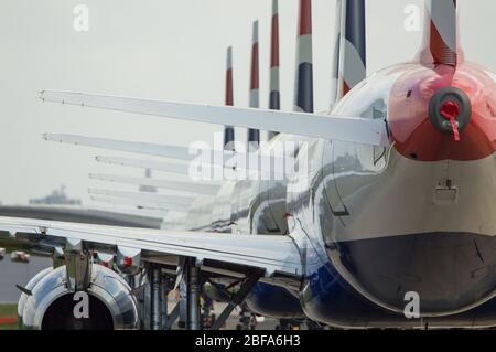 Glasgow, Royaume-Uni. 17 avril 2020. Photo : une collection de quatorze jets British Airways (Airbus de courte à moyenne portée) allant de l'A319, l'A320 et l'A321 se tiennent sur le tarmac de l'aéroport international de Glasgow. L'industrie aéronautique mondiale connaît un ralentissement sans précédent des affaires, la plupart des compagnies aériennes ayant affecté un nombre élevé de personnel en raison de pressions financières considérables causées par la pandémie de Coronavirus (COVID-19) en cours. Crédit : Colin Fisher/Alay Live News Banque D'Images