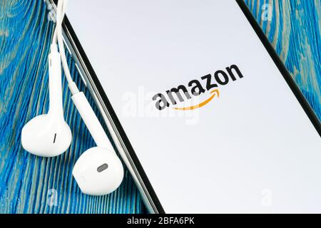 Helsinki, Finlande, le 4 mai 2019 : l'icône de l'application shopping Amazon sur Apple iPhone écran X close-up. Amazon shopping icône de l'application. Application mobile Amazon Banque D'Images