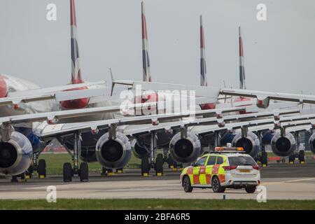 Glasgow, Royaume-Uni. 17 avril 2020. Photo : une collection de quatorze jets British Airways (Airbus de courte à moyenne portée) allant de l'A319, l'A320 et l'A321 se tiennent sur le tarmac de l'aéroport international de Glasgow. L'industrie aéronautique mondiale connaît un ralentissement sans précédent des affaires, la plupart des compagnies aériennes ayant affecté un nombre élevé de personnel en raison de pressions financières considérables causées par la pandémie de Coronavirus (COVID-19) en cours. Crédit : Colin Fisher/Alay Live News Banque D'Images