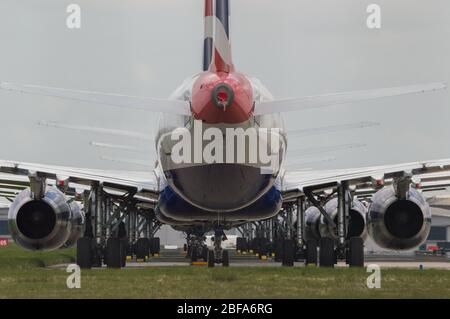 Glasgow, Royaume-Uni. 17 avril 2020. Photo : une collection de quatorze jets British Airways (Airbus de courte à moyenne portée) allant de l'A319, l'A320 et l'A321 se tiennent sur le tarmac de l'aéroport international de Glasgow. L'industrie aéronautique mondiale connaît un ralentissement sans précédent des affaires, la plupart des compagnies aériennes ayant affecté un nombre élevé de personnel en raison de pressions financières considérables causées par la pandémie de Coronavirus (COVID-19) en cours. Crédit : Colin Fisher/Alay Live News Banque D'Images