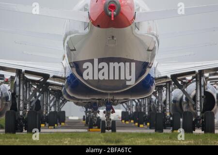 Glasgow, Royaume-Uni. 17 avril 2020. Photo : une collection de quatorze jets British Airways (Airbus de courte à moyenne portée) allant de l'A319, l'A320 et l'A321 se tiennent sur le tarmac de l'aéroport international de Glasgow. L'industrie aéronautique mondiale connaît un ralentissement sans précédent des affaires, la plupart des compagnies aériennes ayant affecté un nombre élevé de personnel en raison de pressions financières considérables causées par la pandémie de Coronavirus (COVID-19) en cours. Crédit : Colin Fisher/Alay Live News Banque D'Images