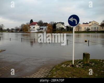 Catastrophe naturelle inondation hivernale à Minden sur le fleuve Weser, Rhénanie du Nord Westphalie NRW, Allemagne. Banque D'Images