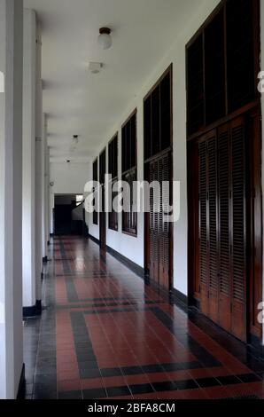 Un couloir vide à l'intérieur d'un vieux bâtiment. Banque D'Images