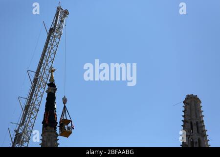 17 avril 2020, Zagreb, Croatie: 17 avril 2020. Zagreb, Croatie - INT - avec de nombreux bâtiments et maisons endommagés par le séisme dévastateur de Zagreb il y a trois semaines, la cathédrale a été gravement endommagée. Une tour s'est effondrée et l'autre a été si endommagée qu'elle a dû être démolie. La tour nord a quitté sa position naturelle de 12 à 15 centimètres. Un certain nombre de dommages ont été constatés après que des experts et des étatistes ont examiné la cathédrale, mais la plus grande a subi une tour nord qui serait démolie. Crédit: ZUMA Press, Inc./Alay Live News Banque D'Images