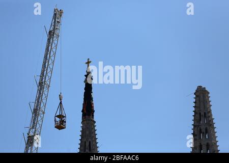 17 avril 2020, Zagreb, Croatie: 17 avril 2020. Zagreb, Croatie - INT - avec de nombreux bâtiments et maisons endommagés par le séisme dévastateur de Zagreb il y a trois semaines, la cathédrale a été gravement endommagée. Une tour s'est effondrée et l'autre a été si endommagée qu'elle a dû être démolie. La tour nord a quitté sa position naturelle de 12 à 15 centimètres. Un certain nombre de dommages ont été constatés après que des experts et des étatistes ont examiné la cathédrale, mais la plus grande a subi une tour nord qui serait démolie. Crédit: ZUMA Press, Inc./Alay Live News Banque D'Images