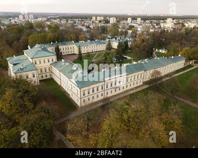 Pulawy, Pologne - 30 OCTOBRE 2019: Vue aérienne du palais baroque de Czartoryski à Pulawy sur la rivière Vistule construite 1671-1679, Pologne Banque D'Images