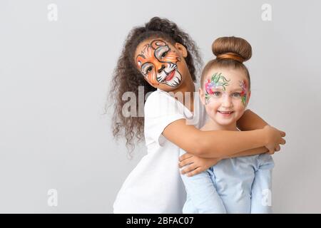 Enfants drôles avec peinture sur fond clair Banque D'Images