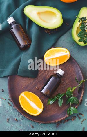 Bouteilles avec huiles essentielles sur fond de couleur Banque D'Images