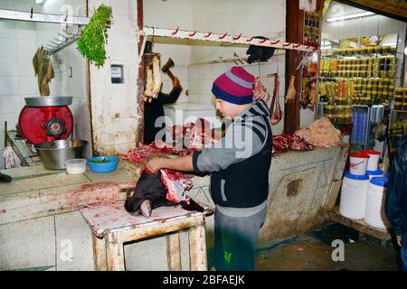 Fez, Maroc - 20 novembre 2014 : un homme non identifié a coupé une tête de bétail dans un magasin de boucherie ouvert dans le vieux souk de Médine Banque D'Images