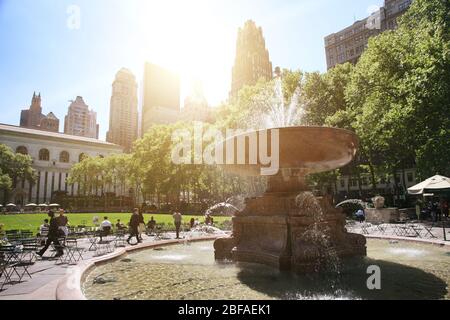 Les gens se détendent lors d'une belle journée d'été au printemps à Bryant Park, dans Midtown Manhattan, à la 42nd Street, entre la 5ème et la 6ème Avenue à New York City, USA Banque D'Images