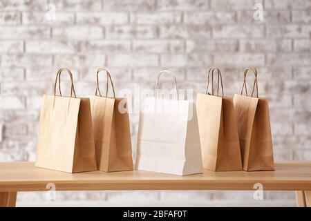 De nombreux sacs de shopping en papier sur la table Banque D'Images