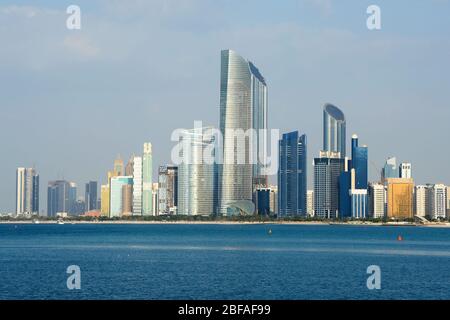Horizon d'Abu Dhabi, Emirats Arabes Unis avec plusieurs gratte-ciel dans la Corniche. Plusieurs bâtiments modernes avec verre miroir au Moyen-Orient Banque D'Images