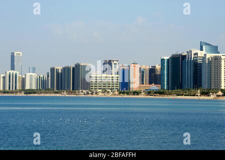 Horizon d'Abu Dhabi, Emirats Arabes Unis avec plusieurs gratte-ciel. Plusieurs bâtiments modernes avec verre miroir dans la Corniche. Banque D'Images