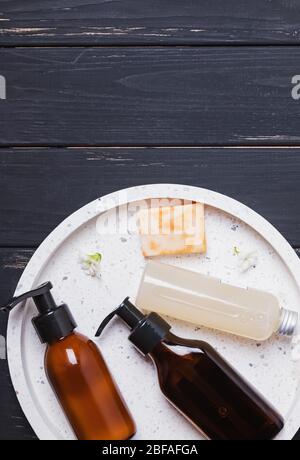 Les produits cosmétiques à base de plantes naturelles organiques sur fond de bois noir. Banque D'Images