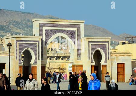 Fes, Maroc - 20 novembre 2014 : personnes non identifiées devant l'entrée de Bab Rcaf à Medina et souk, site du patrimoine mondial de l'unesco Banque D'Images