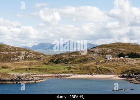 Vue de retour le long du Loch Ewe vers les montagnes au-delà de Poolewe, Wester Ross, Écosse. Banque D'Images